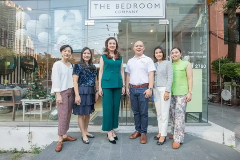 นนทกานต์ ทัพพะรังสี อึง (ที่สามจากซ้าย) ก...