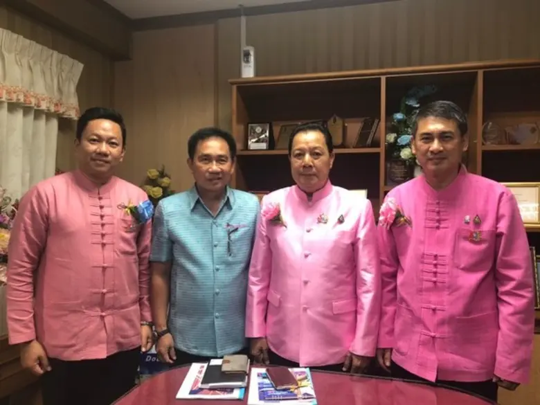 เมื่อเร็วๆ นี้ นายสุรชัย ชมเพลินใจ (ขวา) ...