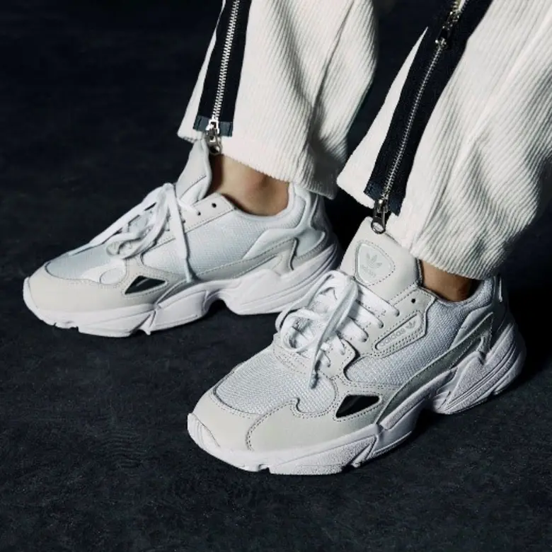 เปิดตู้เช็ครองเท้าผ้าใบสีขาว 8 รุ่นยอดฮิตในปี 2019 ที่คุณไม่ควรพลาด