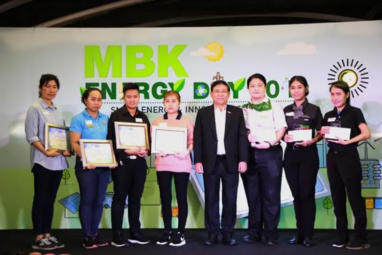 นายสาธิต สายศร (ที่ 5 จากซ้าย) รองกรรมการ...