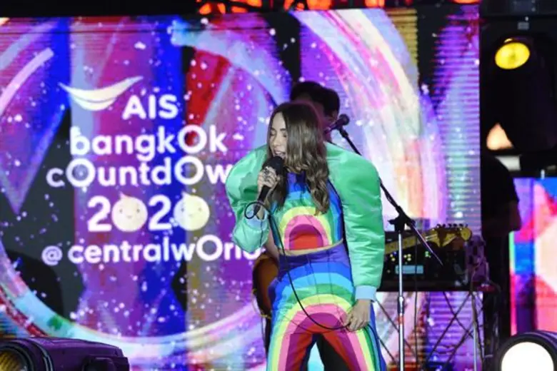 เอไอเอส ชวน เจมส์-จิรายุ เป๊ก ส่งความสุขอวยพรปีใหม่ 2563 แบบล้ำๆ ผ่าน “หุ่นยนต์แห่งโลกอนาคต” ที่งาน AIS Bangkok Countdown 2020 @Central World