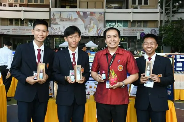 นศ.อาชีวะสุดเจ๋ง คิดค้นสารเคลือบผิวผักและผลไม้สกัดจากธรรมชาติ ยืดอายุการเก็บรักษาและสร้างความมันวาวให้กับผักและผลไม้