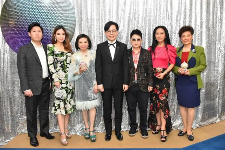 สุริยน ศรีอรทัยกุล (คนกลาง) กรรมการผู้จัด...