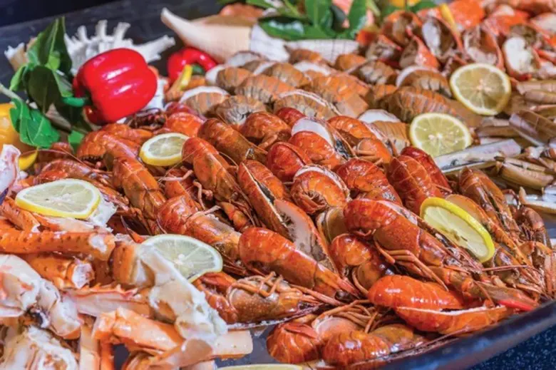 โรงแรมเชอราตัน แกรนด์ สุขุมวิท, เอ ลักซ์ช...