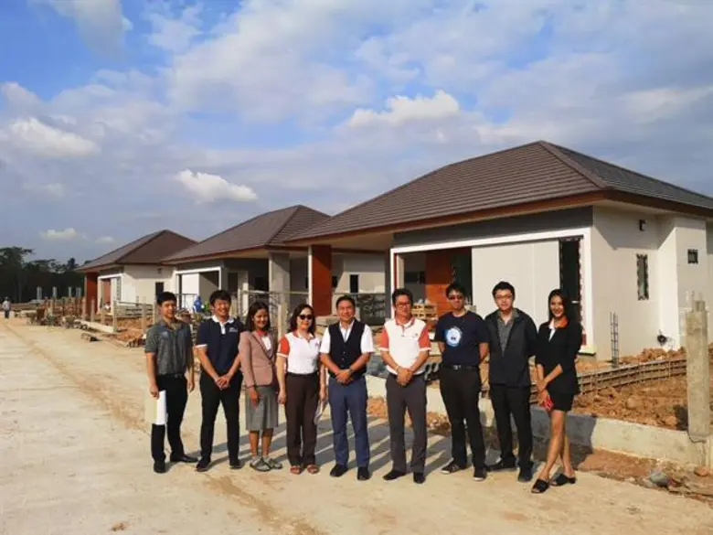 คุณสมภพ ศักดิ์พันธ์พนม (กลาง) ประธานกรรมการ บริษัท ...