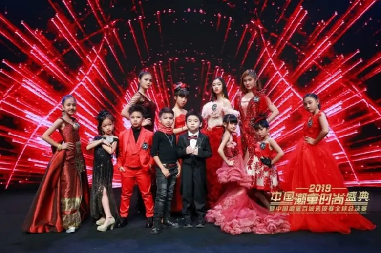 ภาพข่าว: ทีมเยาวชนไทยคว้ารางวัลใหญ่จากการประกวดเดินแบบที่ประเทศจีน