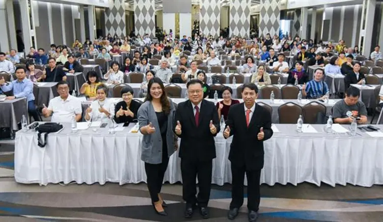 คุณวาที พีระวรานุพงศ์ (กลาง) ผู้อำนวยการก...