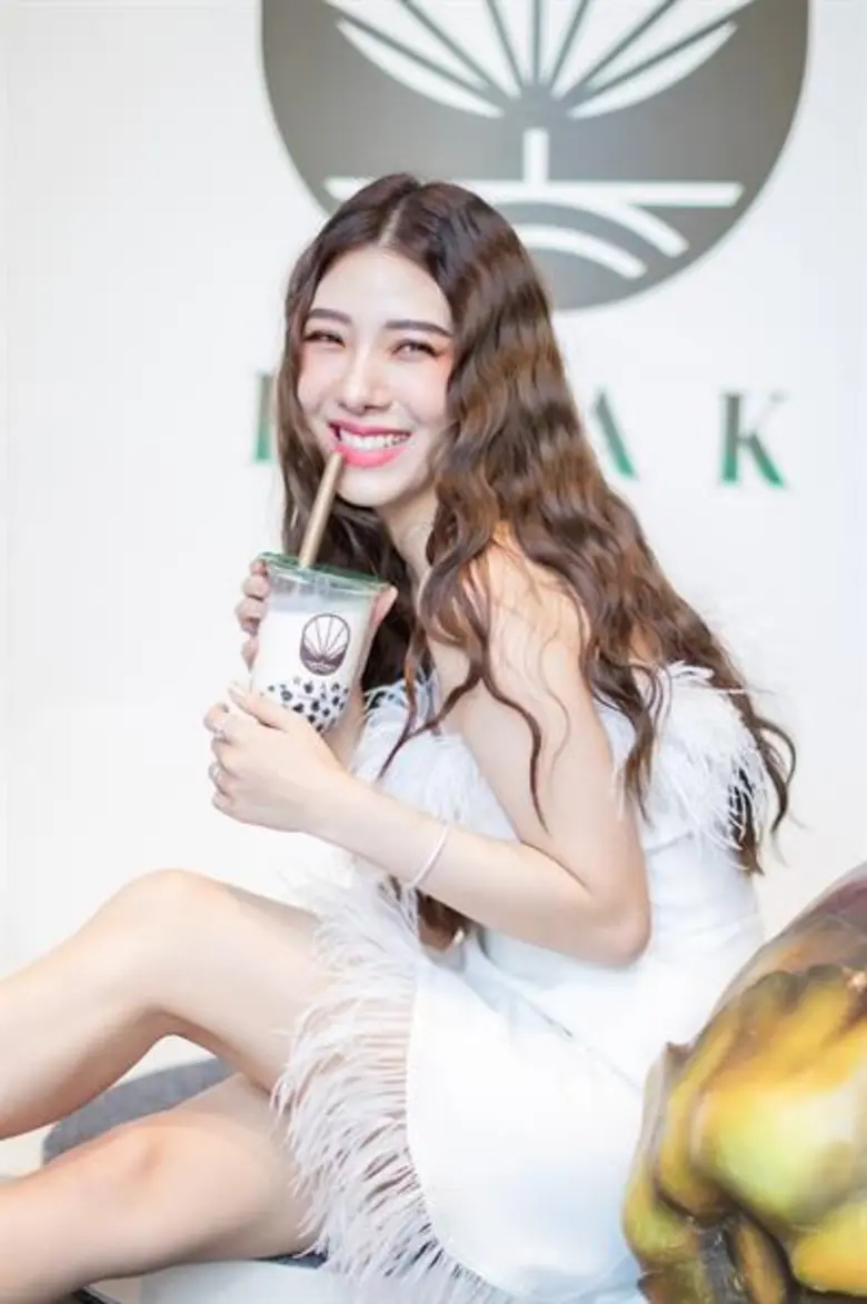 “หมอปาล์ม – เปเป้” จับมือเปิดร้านชานมไข่มุก “ราก” (RAAK) ชูไฮไลท์ “น้ำตาลโตนด” เอาใจคนรักสุขภาพ