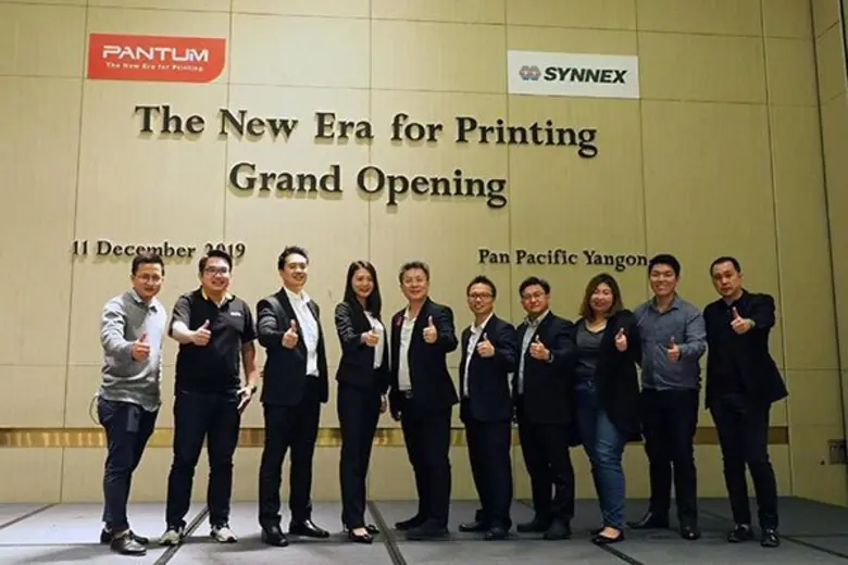 นายวรทัศน์ ประดิษฐ (ที่ 3 จากซ้าย) ผู้อำน...