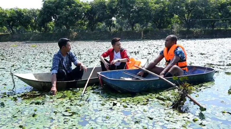 ทีวีไกด์: รายการ “ครัวลั่นทุ่ง” ช่อง 8 เกือบไม่รอด “รัศมีแข” พายเรือวนในบ่อ หากระจับ