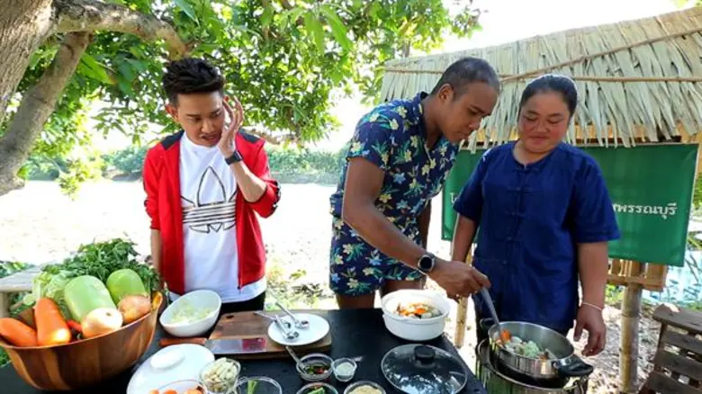 ทีวีไกด์: รายการ “ครัวลั่นทุ่ง” ช่อง 8 เกือบไม่รอด “รัศมีแข” พายเรือวนในบ่อ หากระจับ