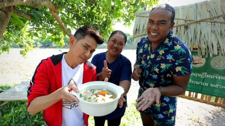 ทีวีไกด์: รายการ “ครัวลั่นทุ่ง” ช่อง 8 เกือบไม่รอด “รัศมีแข” พายเรือวนในบ่อ หากระจับ