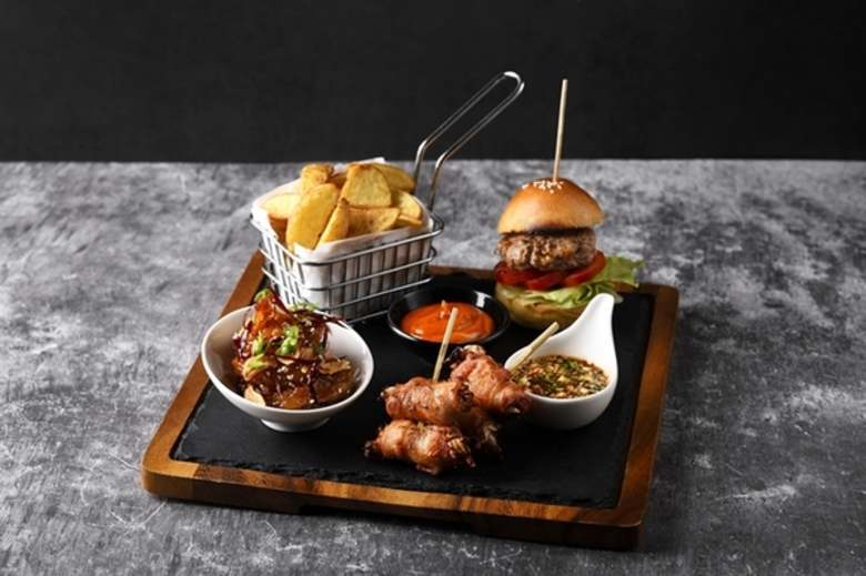 มิกซ์โซโลจิสต์ ผู้มากความสามารถของสตูดิโอ...