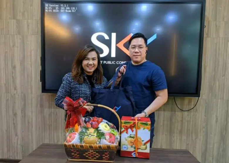 นางดรุณวรรณ ชาญพิพัฒนชัย (ซ้าย) กรรมการผู...