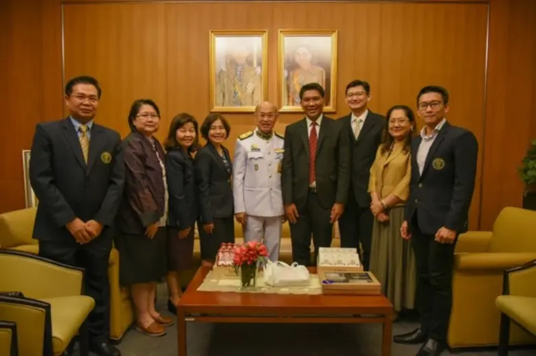 ผศ.ดร.ธนวรรธน์ พลวิชัย อธิการบดี และ รศ.ด...