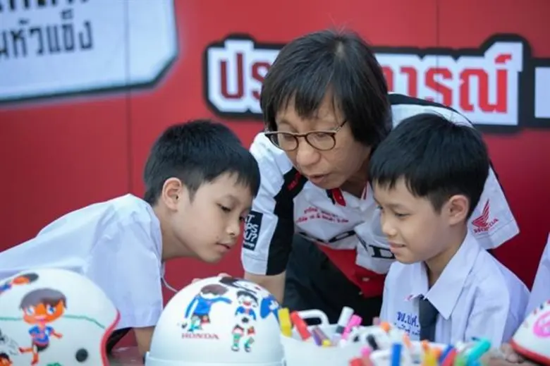 รัฐมนตรี ศธ. ร่วมหนุนเยาวชนไทย กระตุ้นจิตสำนึกผู้ใหญ่ให้เด็กใส่หมวกกันน็อก ผ่านโครงการ “สังคมหัวแข็ง ปี 4” โดย เอ.พี. ฮอนด้า