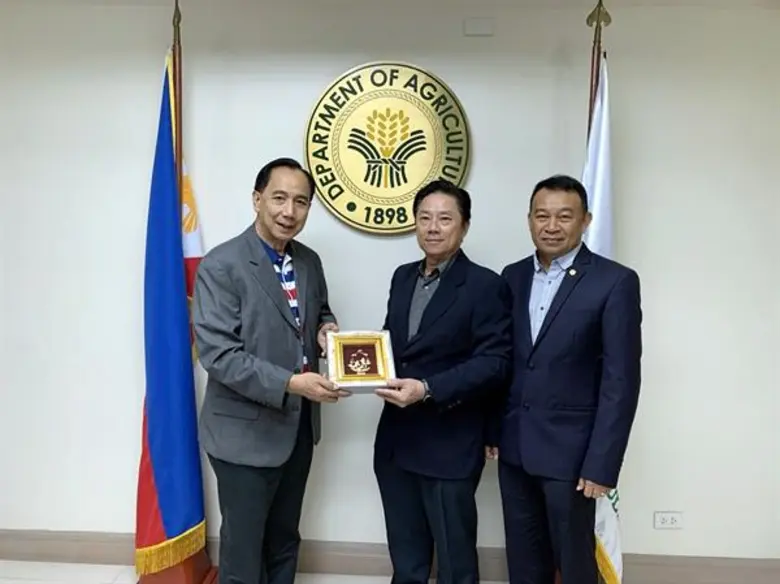 นายสุนทร ตันทนะเทวินทร์ (กลาง) รองประธานก...