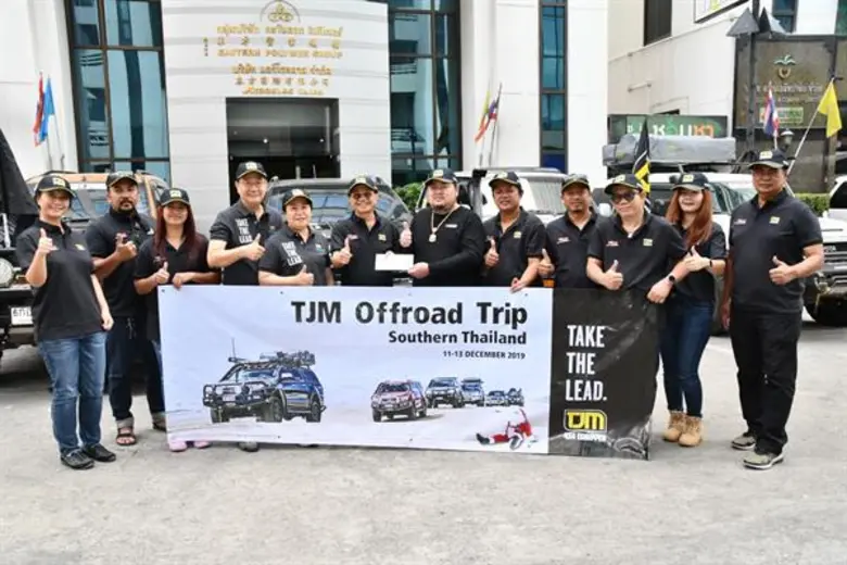 ดร.ภวัฒน์ วิทูรปกรณ์ (ที่ 6 จากซ้าย) ประธ...