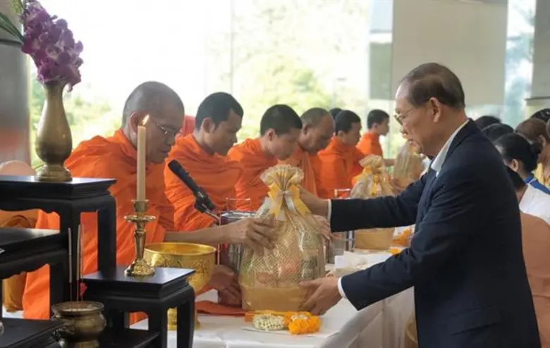 ดร.ประทีป ตั้งมติธรรม ประธานกรรมการบริหาร...