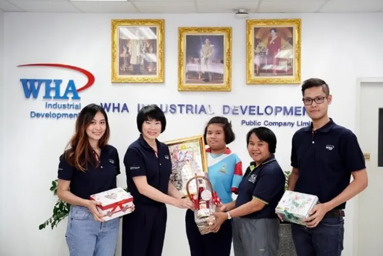 นางสาวศิญาภัสร์ จันทไชยโรจน์ (ที่ 2 จากซ้...