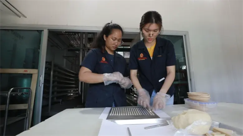 ทีวีไกด์: รายการ "ไทยทึ่ง" “นะ” พาทึ่ง “ตะเกียบกินได้” ไอเดียลดขยะฝีมือคนไทย!!!