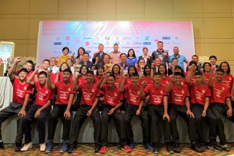 ทองดี ปาโส (แถว 3, ที่ 5 จากซ้าย) กรรมการ...