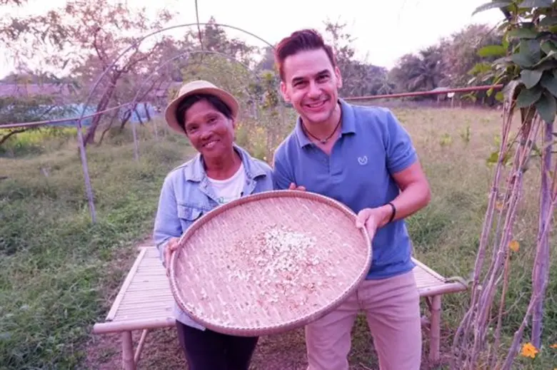 ทีวีไกด์: รายการ หลงรักยิ้ม ท่องแหล่งเรียนรู้นอกตำรา ยลความงาม ณ ไร่แห่งรัก