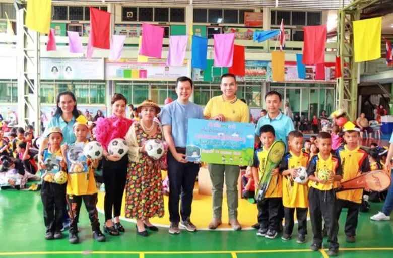 แอร์พอร์ต เรล ลิงก์ มอบอุปกรณ์กีฬา และขนมเป็นของขวัญให้แก่น้องๆ ร.ร. สุเหร่าทับช้าง , ร.ร. หัวหมาก และชุมชนทับแก้ว เนื่องในวันเด็กแห่งชาติ