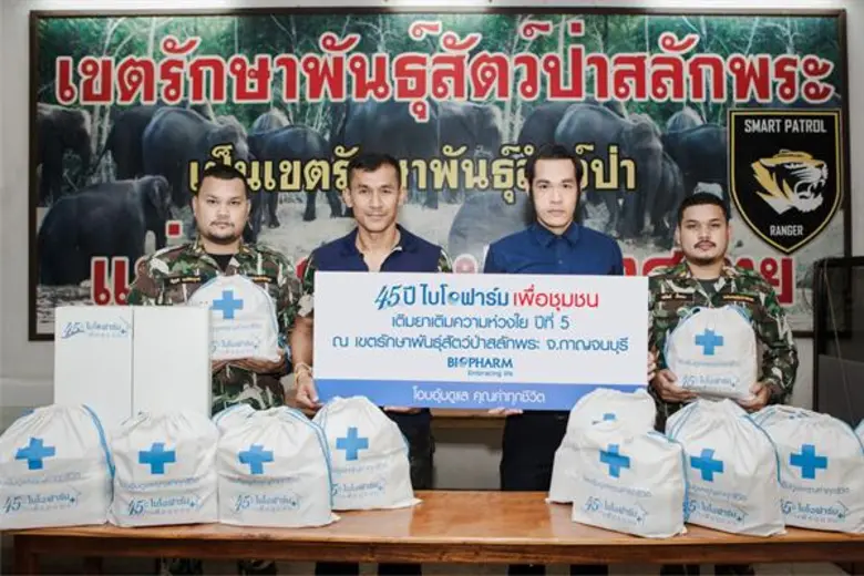 นายชวิศ เพชรรัตน์ (ที่2จากขวา) ฝ่ายประชาส...