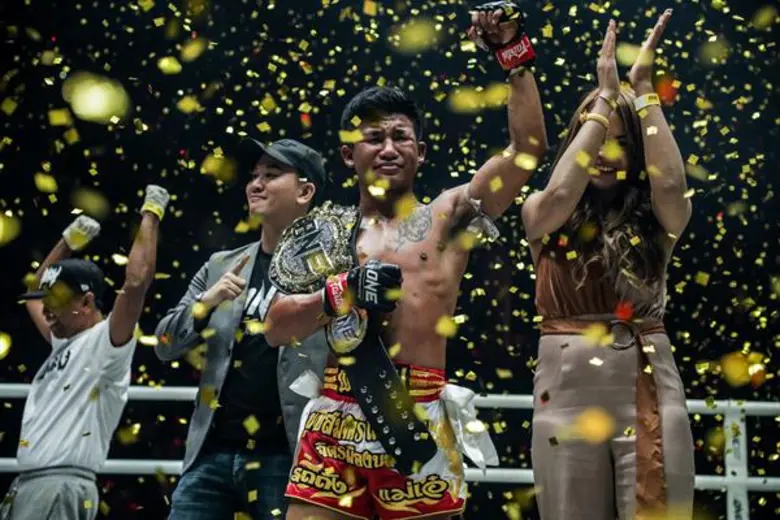 กระหึ่มอิมแพ็คฯ! "รถถัง" ป้องแชมป์น็อก "แฮ็กเกอร์ตี", "แสตมป์-แสงมณี-เมืองไทย" พร้อมใจซิวชัย ศึก ONE: A NEW TOMORROW