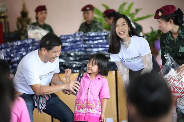 มูลนิธิเวิร์คพอยท์มอบของขวัญพร้อมนำศิลปินร่วมทำกิจกรรม มอบความสุขแก่เด็กๆ ในพื้นที่ห่างไกล