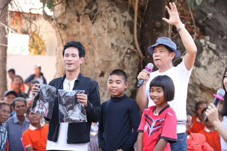 มูลนิธิเวิร์คพอยท์มอบของขวัญพร้อมนำศิลปินร่วมทำกิจกรรม มอบความสุขแก่เด็กๆ ในพื้นที่ห่างไกล