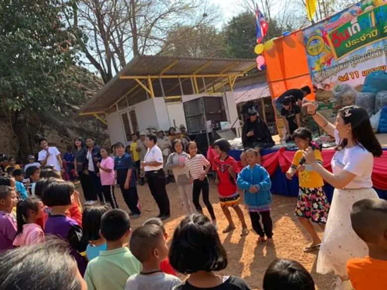 มูลนิธิเวิร์คพอยท์มอบของขวัญพร้อมนำศิลปินร่วมทำกิจกรรม มอบความสุขแก่เด็กๆ ในพื้นที่ห่างไกล