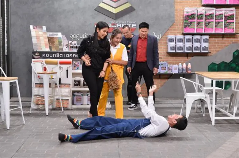 คับใจมานาน! เมียตลกบริษัทฮาฯ ยกทีมถล่มกลางรายการ นุ้ย,ตั๊ก,บอล,แจ๊ส,น้าค่อม โดนแฉยับ! งานนี้มีบ้านแตก!!!