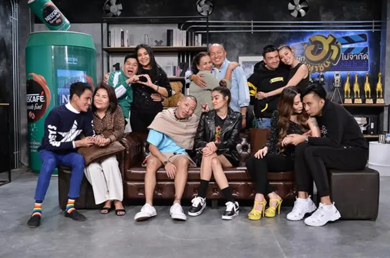 คับใจมานาน! เมียตลกบริษัทฮาฯ ยกทีมถล่มกลางรายการ นุ้ย,ตั๊ก,บอล,แจ๊ส,น้าค่อม โดนแฉยับ! งานนี้มีบ้านแตก!!!