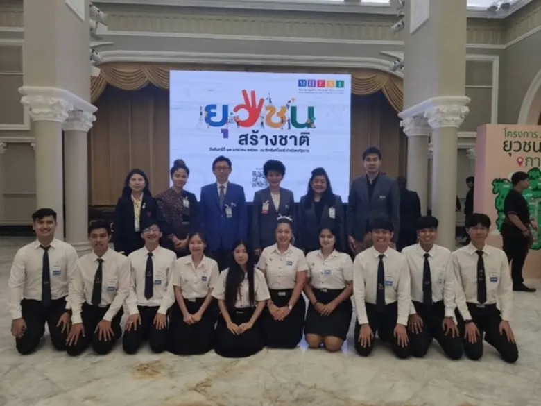 นายกรัฐมนตรี เยี่ยมชมบูธผลงานของยุวชนสร้า...