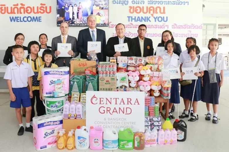 มร. โรเบิร์ต เมาเรอร์ เลิฟเลอร์ (แถวหลังท...