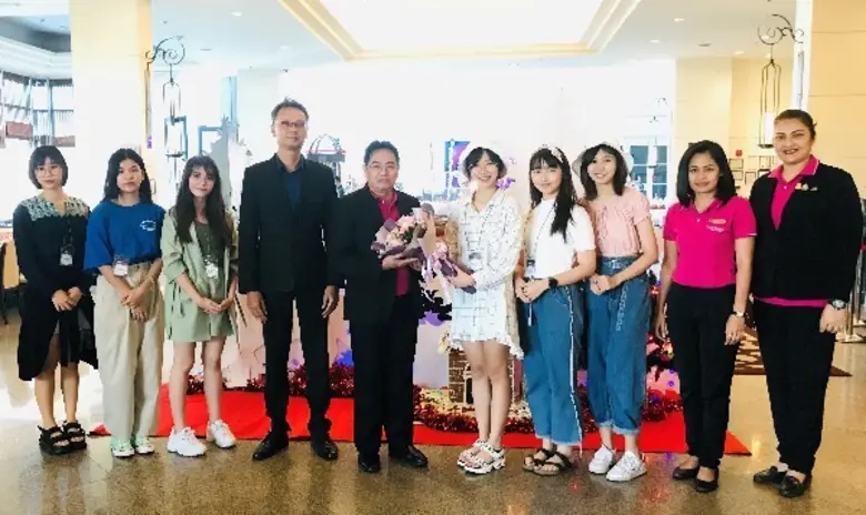 นายมนูญ วุฒิ (ห้าจากซ้าย) ผู้จัดการทั่วไป...