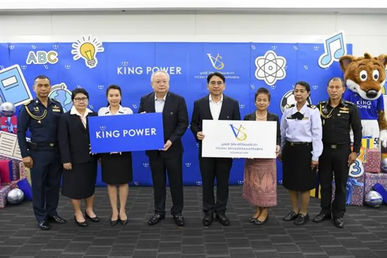 สมบัตร เดชาพานิชกุล (ที่ 4 จากซ้าย) รองปร...