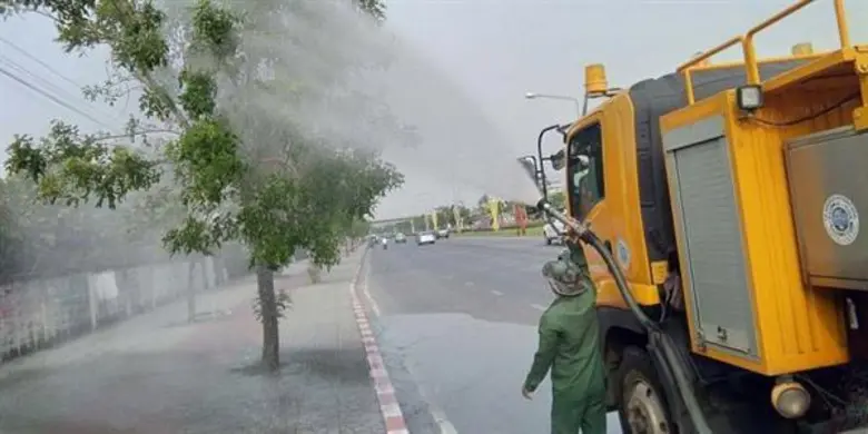 ฉีดพ่นละอองน้ำล้างฝุ่นละออง - ออกหน่วยแพทย์และสาธารณสุขเคลื่อนที่ดูแลสุขภาพประชาชน
