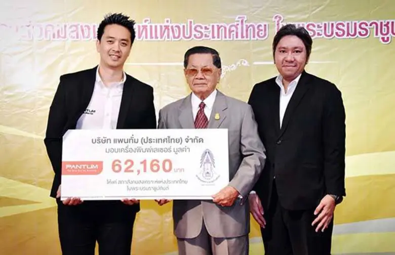 นายวรทัศน์ ประดิษฐ (ซ้าย) ผู้อำนวยการฝ่าย...