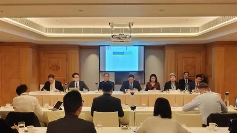 ดร.อุตตม สาวนายน รัฐมนตรีว่าการกระทรวงการ...