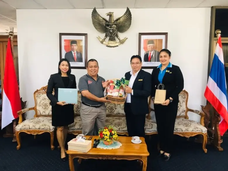 นายมนูญ วุฒิ (สูท) ผู้จัดการทั่วไปพร้อม น...