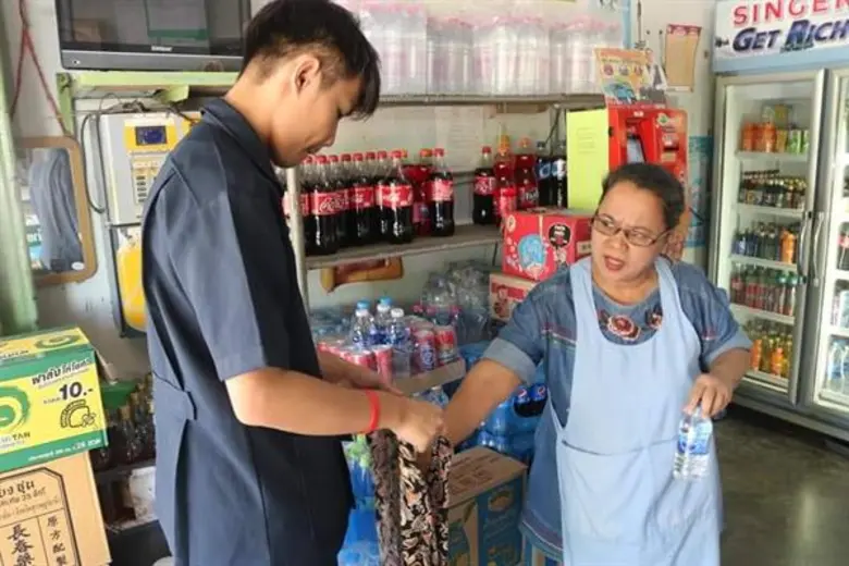 ครูอาชีวะสารพัดช่างผุดไอเดียนำผ้าพื้นเมืองสร้างแฟชั่นถุงผ้าช้อปปิ้งลดโลกร้อน หวังชวนคนไทยเลิกใช้ถุงพลาสติก