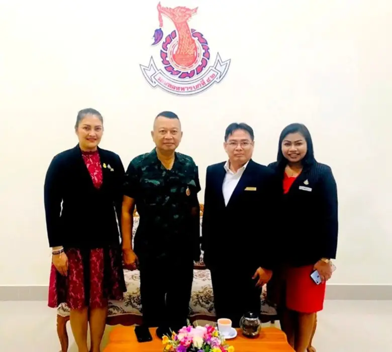 นายมนูญ วุฒิ (สูท) ผู้จัดการทั่วไปพร้อม น...