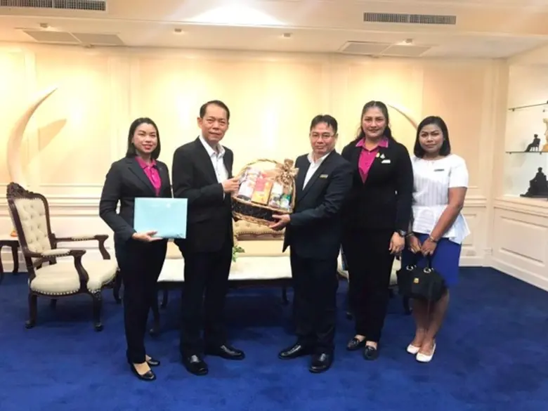 นายมนูญ วุฒิ (กลาง) ผู้จัดการทั่วไปพร้อม ...