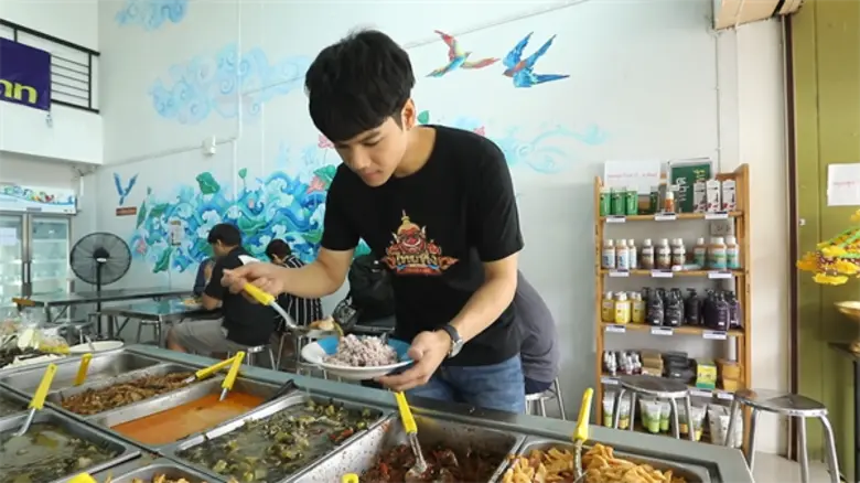 ทีวีไกด์: รายการ "ไทยทึ่ง" “นิกกี้” พาทึ่ง “ข้าวแกงบุฟเฟต์ 10 บาท” จ.นครปฐม