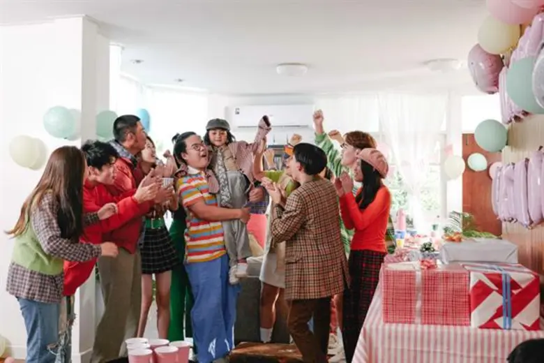 “แน็ค ชาลี” ติวเข้ม “อาเธอร์” ลงจอครั้งแรก ทะเล้นข้ามรุ่นจีบเพื่อนพี่ชายใน MV. “ยืนหนึ่ง” ของ “ซูริค”