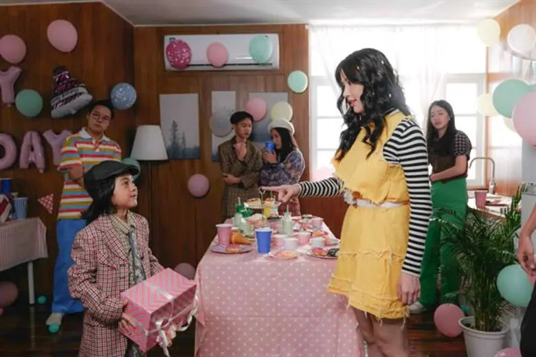 “แน็ค ชาลี” ติวเข้ม “อาเธอร์” ลงจอครั้งแรก ทะเล้นข้ามรุ่นจีบเพื่อนพี่ชายใน MV. “ยืนหนึ่ง” ของ “ซูริค”