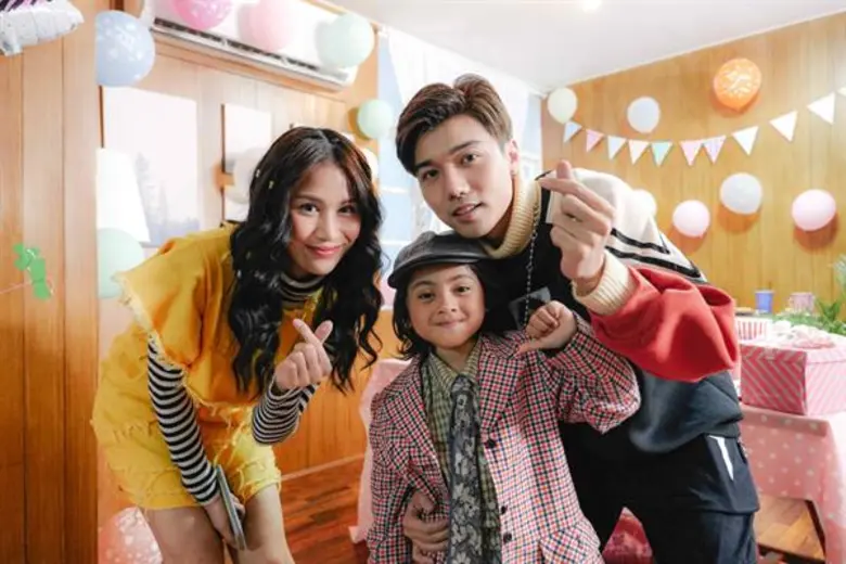 “แน็ค ชาลี” ติวเข้ม “อาเธอร์” ลงจอครั้งแรก ทะเล้นข้ามรุ่นจีบเพื่อนพี่ชายใน MV. “ยืนหนึ่ง” ของ “ซูริค”